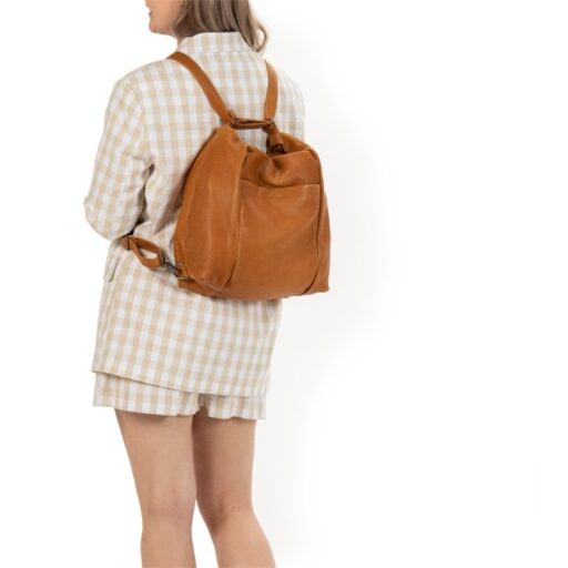 BURKELY Kožený kabelkový batoh Just Jolie 1000210.84.24 koňak na zádech