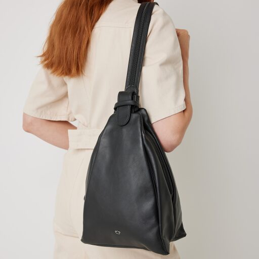 Castelijn & Beerens Elegantní kožený batůžek do města Babette Nappa Backpack 219814 černý na modelce