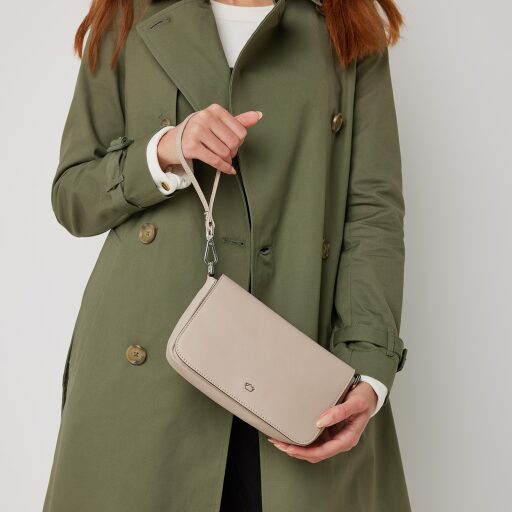 Dámská kožená RFID kabelka Castelijn & Beerens Babette Nappa Clutch 219810 béžová na modelce