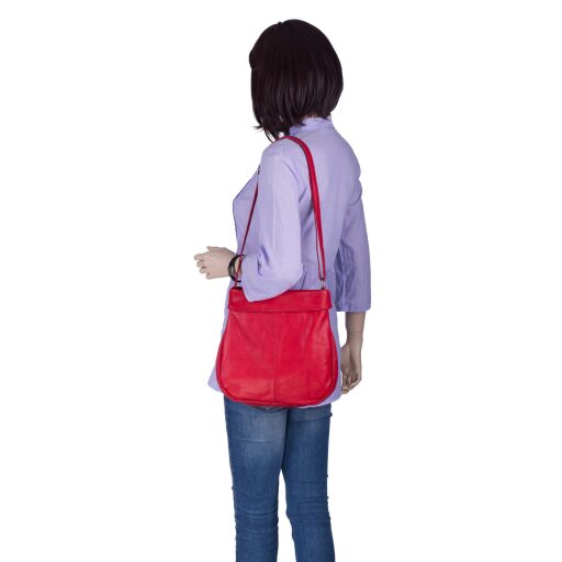 Dámská kožená kabelka přes rameno ESTELLLE 968 červená - na modelce