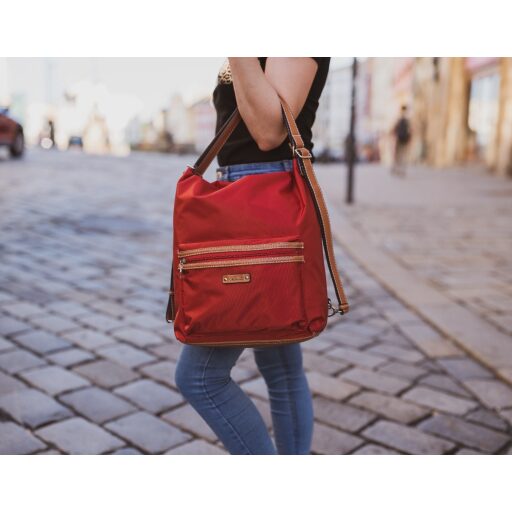 PICARD Elegantní dámský kabelko - batoh SONJA 2777 červený v ruce