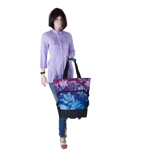 PUNTA wheel Nákupní taška na kolečkách 10008-5821 modro-fialová v ruce