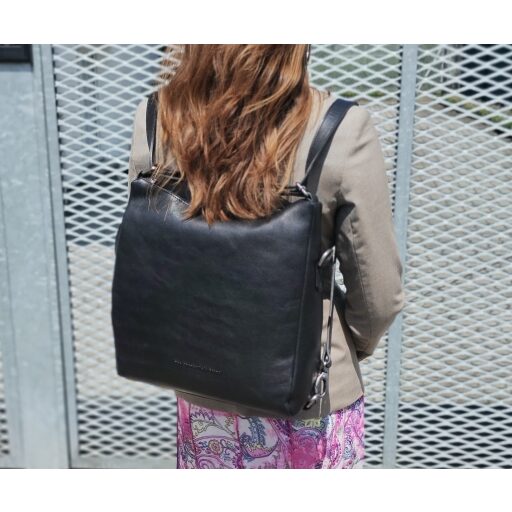 Dámský kožený kabelko batoh Chesterfield Brand Toscano černý C48.128300 image - batoh na modelce