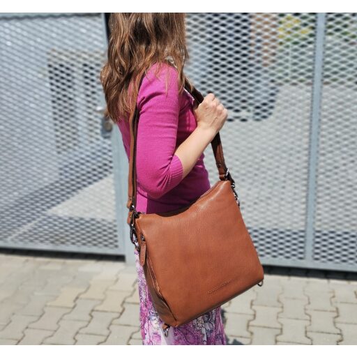 Dámská kožená kabelka-batoh Chesterfield Brand Toscano koňaková C48.128331 na modelce