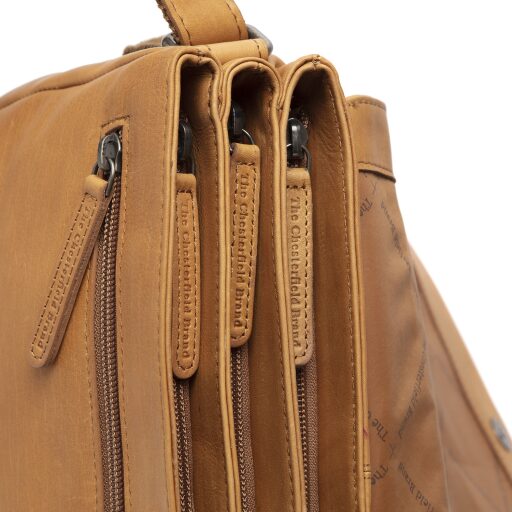 Kožená kabelka s klopou Millie C48.111631 koňaková - koncovky zipů s logem The Chesterfield Brand