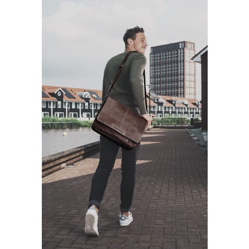 The Chesterfield Brand Kožená crossbody taška na notebook C48.055201 Richard hnědá na rameni
