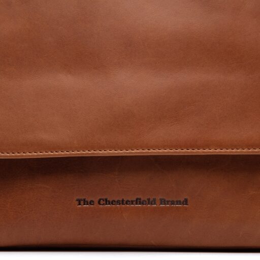 Kožená taška přes rameno s klopou Montana C48.126231 koňaková - logo značky The Chesterfield Brand vyražené v kůži