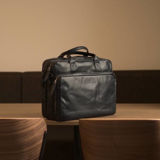 The Chesterfield Brand Kožená taška na notebook C40.106000 Jackson černá na stole