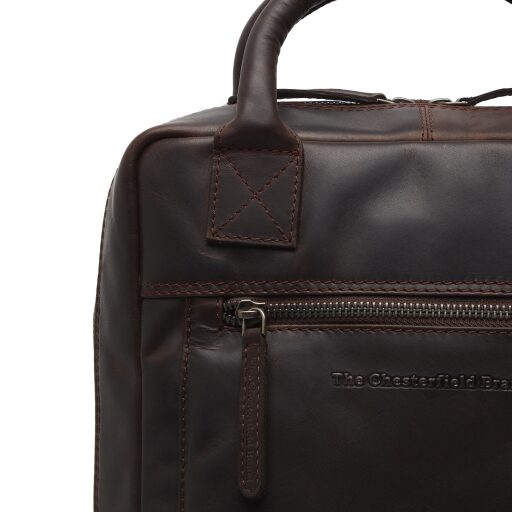 Kožený batoh s přihrádkou na notebook 13“ Lincoln C58.031801 hnědý - logo značky The Chesterfield Brand vyražené v kůži