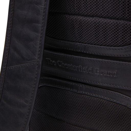 Kožený batoh s přihrádkou na notebook 15,6“ Bangkok C58.031000 černý - popruh pro připevnění batohu k rukojeti kufru s logem The Chesterfield Brand vyraženým v kůži