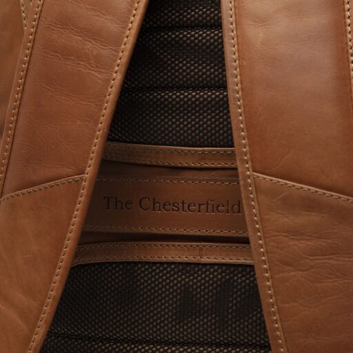 Kožený batoh s přihrádkou na notebook 15,6“ Bangkok C58.031031 koňakový - popruh pro připevnění batohu k rukojeti kufru s logem The Chesterfield Brand vyraženým v kůži