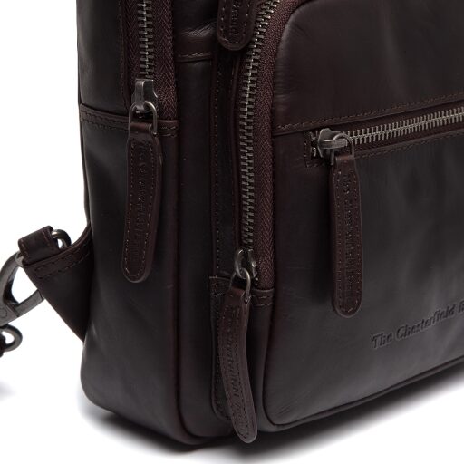 The Chesterfield Brand Kožený batoh crossbody Peru C58.031301 hnědý - přední naložená kapsa na zip