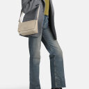 BURKELY Kožená kabelka přes rameno Soft Skylar 1000338.85.12 světle šedá na modelce