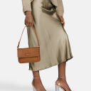 BURKELY Kožená kabelka přes rameno Cool Colbie 1000438.29.24 koňaková v ruce