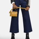 BURKELY Kožená crossbody kabelka na mobil Natural Norah 1000820.04.63 žlutá v ruce