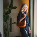 The Chesterfield Brand kožená kabelka do ruky i přes rameno Alexandria C48.135531 koňaková na rameni