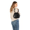 aunts & uncles Kožená kabelka přes rameno Mrs. Cake Pop 40268-0 černá v ruce