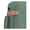 CabinZero Batoh do letadla 40x30x20 Classic 082401 světle zelený detail přezka