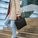 The Chesterfield Brand Brašna na notebook 15,6" Narvik C40.400000 černá v ruce