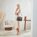 Bugatti Dámská kabelka do ruky i přes rameno Ella 49663401 černá na modelce