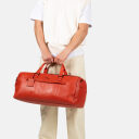 BURKELY Kožená cestovní taška - weekender 1000800.64.55 červená v ruce muž