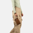 BURKELY Kožená crossbody kabelka Keen Keira 1000630.41.24 koňaková v ruce
