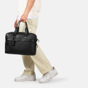 BURKELY Kožená taška na notebook 15,6" Kožená taška na notebook 15,6" černá v ruce muž