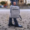 Castelijn & Beerens Elegantní kožený batoh na notebook Victor 409576 GS šedý v ruce