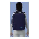 CabinZero Cestovní batoh do letadla Classic 36L 172305 modrý na ženské postavě