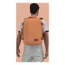 CabinZero Cestovní batoh do letadla Classic 36L 172407 oranžový na mužské postavě