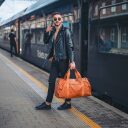 The Chesterfield Brand Kožená cestovní taška  Hudson C20.004531 koňaková v ruce