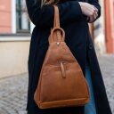 The Chesterfield Brand Dámský kožený batůžek Howard C58.070431 koňakový v ruce