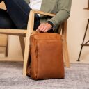 The Chesterfield Brand Kožený batoh na notebook Jasper C58.033731 koňakový v ruce