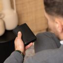 Pánská kožená peněženka RFID Leroy C08.053000 černá v ruce