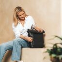 The Chesterfield Brand Rolovací kožený batoh na notebook Mazara C58.032300 černý v ruce