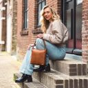 The Chesterfield Brand Kožená kabelka přes rameno Jen C48.089331 koňak v ruce