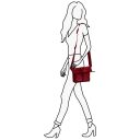 Daniel Ray crossbody kabelka Ganspan DRS16.1685.57 červená na postavě