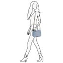Daniel Ray Crossbody kabelka  Hotazel DR25.1689.11 světle modrá na postavě