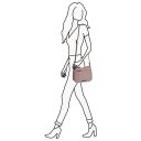 Daniel Ray Crossbody kabelka  Hotazel  DR25.1689.40 světle růžová na postavě