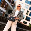 Bugatti Crossbody kabelka přes rameno Nela M 49384901 černá na modelce