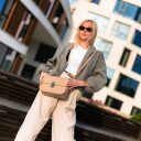 Bugatti Crossbody kabelka přes rameno Nela M 49384950 béžová na modelce