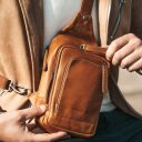 The Chesterfield Brand Kožená crossbody taška Riga C58.028431 koňaková v ruce