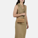 BURKELY dámská crossbody kabelka Cool Colbie 1000854.29.21 béžová na modelce