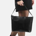 BURKELY dámská crossbody kabelka Fine Florence 1001701.34.10 černá v ruce
