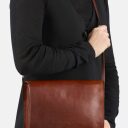 BURKELY dámská crossbody kabelka Fine Florence 1001703.34.23 hnědá na modelce
