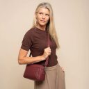 The Chesterfield Brand Dámská kabelka přes rameno Liora C48.142018 vínově červená jako crossbody