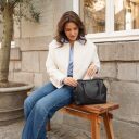 The Chesterfield Brand Dámská kožená kabelka do ruky i přes rameno Dorin C48.141501 hnědá s modelkou