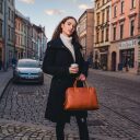 The Chesterfield Brand Dámská kožená kabelka do ruky i přes rameno Layton C48.134531 koňaková v ruce