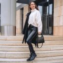 The Chesterfield Brand Dámská kožená kabelka do ruky i přes rameno Lunera C48.140000 černá v ruce
