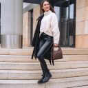 The Chesterfield Brand Dámská kožená kabelka do ruky i přes rameno Lunera C48.140001 hnědá v ruce